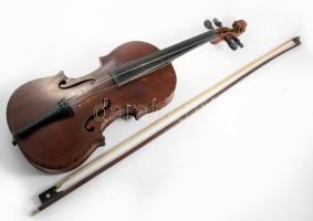 Antik hegedű, vonóval, tokkal, belül "Joseph Guarnerius Cremonae anno 1719 I.H.S" feliratt...