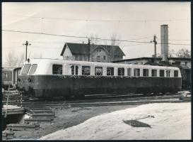 cca 1970 Árpád típusú gyorssínautóbusz, hátoldalon feliratozott fotó, felületén törésnyom, 13×18 cm