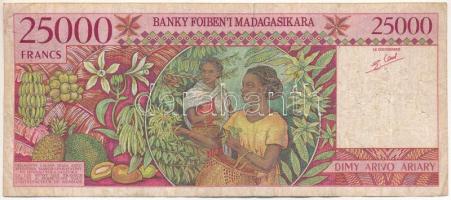 Madagaszkár DN (1998-2003) 25.000Fr "A4501448" T:F tűlyukak
Madagascar ND (1998-2003) 25....