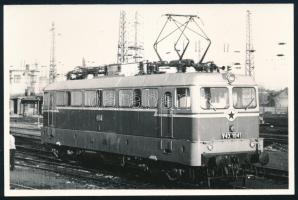 MÁV V43 sorozatú villamos mozdony, hátoldalon feliratozott fotó, 9×14 cm