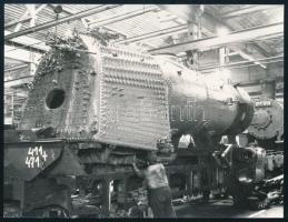 1972 MÁV mozdonyjavító csarnok, 411-es sorozatszámú mozdonyok, hátoldalon feliratozott fotó, 9×12 cm