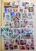 16 lapos A4-es berakó tele főleg modern magyar bélyegekkel, közte sok postatiszta