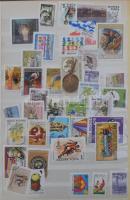 16 lapos A4-es berakó tele főleg modern magyar bélyegekkel, közte sok postatiszta