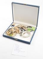 29 darabos bizsu tétel: nyakláncok, karkötők, közöttük szettek is.