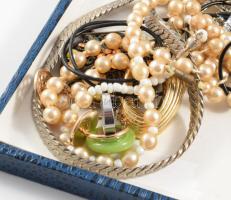 29 darabos bizsu tétel: nyakláncok, karkötők, közöttük szettek is