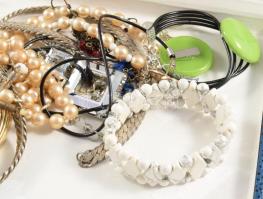 29 darabos bizsu tétel: nyakláncok, karkötők, közöttük szettek is