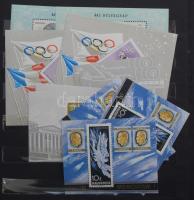 256 db modern, főleg postatiszta blokk 10 lapos közepes berakóban + blokkberakóban