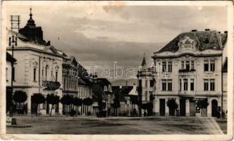 Kézdivásárhely, Targu Secuiesc; Vigadó, Fő téri részlet, Kovács János, Mánya Ernő üzlete. Kovács kiadása / Redoute, main square, shops (b)