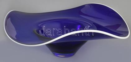 Nagyméretű cseh királykék szakított üveg kínáló, fehérüveg peremezéssel, jelzés nélkül, anyagában színezett, hibátlan, d: 41 cm