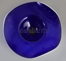 Nagyméretű cseh királykék szakított üveg kínáló, fehérüveg peremezéssel, jelzés nélkül, anyagában sz...