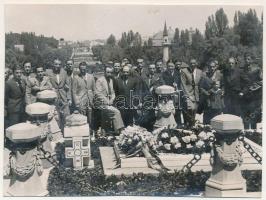 1936 Bucharest, Bukarest, Bucuresti, Bucuresci; a román labdarúgó-válogatott tagjai az Ismeretlen katona sírjánál, csapat, Balkán Kupa, sport, focisták / Romanian national football team players by the grave of the Unknown Soldier, sport. photo (13,2 x 9,8 cm) (non PC) (vágott / cut)