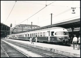 cca 1970 TEE - Trans Europ Express nagysebességű nemzetközi vonat a Nyugati Pályaudvaron, sajtófotó, 12×17 cm