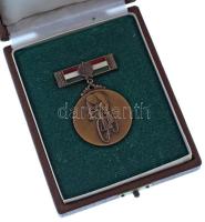 1970. "A Magyar Népköztársaság Bajnokságai" bronz kerékpáros díjjelvény szalagon, hátoldalán gravírozással, eredeti dísztokban T:AU