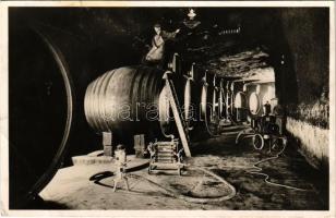 1940 Budapest XXII. Budafok, Hangya borpincészete, belső hordókkal (EB)
