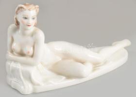 Drasche fekvő akt. Terv: Donner Mária Gertrúd (1902-1986). Jelzett, kézzel festett, alján ütődésnyommal, 16x9,5 cm. Ritka!