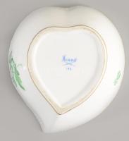 Herendi szív alakú bonbonier futórózsa fogóval. Jelzett, 2. oszt, hibátlan, 14x13 cm