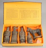 Kínai Agyaghadsereg 5 darabos kerámia másolat szett díszdobozban, hibátlan, m: 12,5 cm