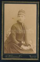 cca 1880 Elegáns hölgy portréja, keményhátú fotó Wittmann komáromi műterméből, 10,5×6,5 cm