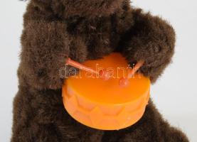 Retro felhúzható dobolós maci, m:26 cm