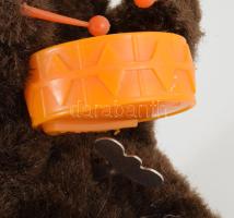 Retro felhúzható dobolós maci, m:26 cm