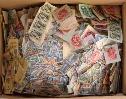 Sok 100 db kivágás, bélyeg, bélyegzés kb az 1916-1955 közötti időszakból, nagy kartondobozban ömlesztve