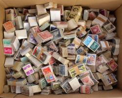 Kb 400-500 db vegyes külföldi bündli és bündli töredék régi anyagból, dobozban ömlesztve