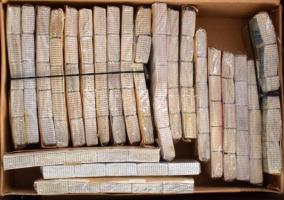 50 db magyar csoki (500 bündli) régi és modernek, benne sok Épület, régi kötegelés