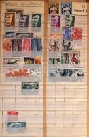 Tengerentúl, Bosznia, Bulgária, USA bélyegek berakólapokon, több ezer darab bélyeg régi anyagból