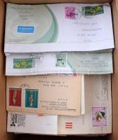 Kb 7-800 db döntően ajánlott levél + díjjegyesek, kartondobozban