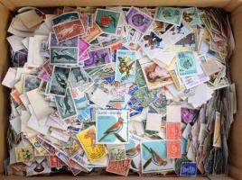 Több 100 db bündli + több ezer db vegyes világ bélyeg kartondobozban ömlesztve