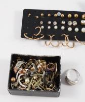 Zacskónyi vegyes bizsu tétel, közte ezüst (Ag) gyűrű