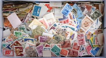 Sok 1.000 db vegyes, főleg 1960 előtti magyar bélyeg dobozban ömlesztve