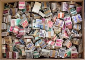 Kb 400 db vegyes világ bündli régi hagyatékból, dobozban ömlesztve