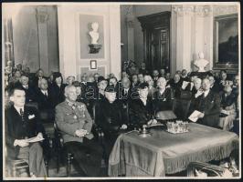 cca 1940 Bp., gyűlés a Magyar Tudományos Akadémia épületében, a résztevők között az első sorban Habsburg-Lotaringiai József Ágost főherceggel, sajtófotó, a hátoldalon pecséttel jelzett (Magyar Fotóriport Iroda), 17,5x23,5 cm