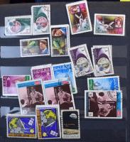 Vegyes külföldi bélyegek 4 db berakóban, benne sok állat és virág motívum, több ezer darab bélyeg