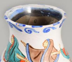 Táncos alakokkal festett váza, lepattanással, m: 15,5 cm