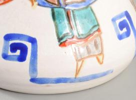 Táncos alakokkal festett váza, lepattanással, m: 15,5 cm