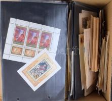 Hullámkarton doboz, benne bélyegújdonságokat tartalmazó borítékok a 60-as 80-as évekből. Rendezésre, átnézésre szoruló anyag érintetlen hagyatékból.