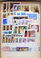 Több mint 300 db magyar sor az 1960-1980 közötti időszakból 6 db berakólapon, dobozban