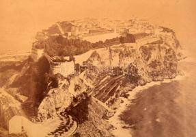 Vegyes papírrégiség tétel: művészeti témájú fotók, katalógusok, egy-két grafika, stb