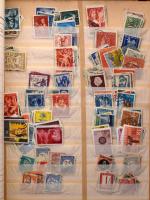 Török, csehszlovák, jugoszláv, spanyol, holland, román bélyegek tízesekbe rendezve, kb 10-15.000 db ...