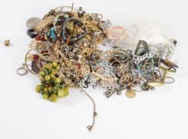 Kis doboznyi sokdarabos vegyes bizsu tétel.