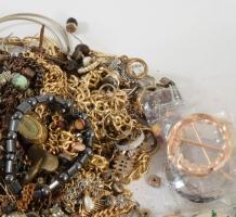 Kis doboznyi sokdarabos vegyes bizsu tétel