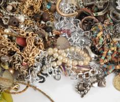 Kis doboznyi sokdarabos vegyes bizsu tétel