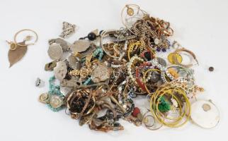 Kis doboznyi sokdarabos vegyes bizsu tétel.