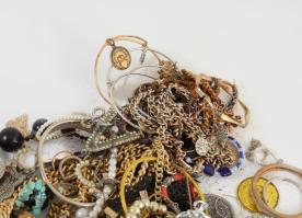 Kis doboznyi sokdarabos vegyes bizsu tétel