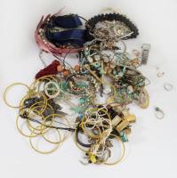 Kis doboznyi sokdarabos vegyes bizsu tétel.