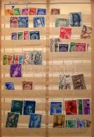 Vegyes külföldi bélyegek berakólapokon, kb 3-4 ezer darab bélyeg, benne Korea, Libéria, Mongólia, Jemen, Irán, Izrael stb.