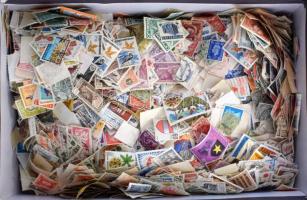 Kb 5.000 db vegyes világ bélyeg dobozban ömlesztve