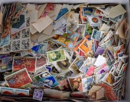 Több 1.000 db vegyes világ bélyeg dobozban ömlesztve